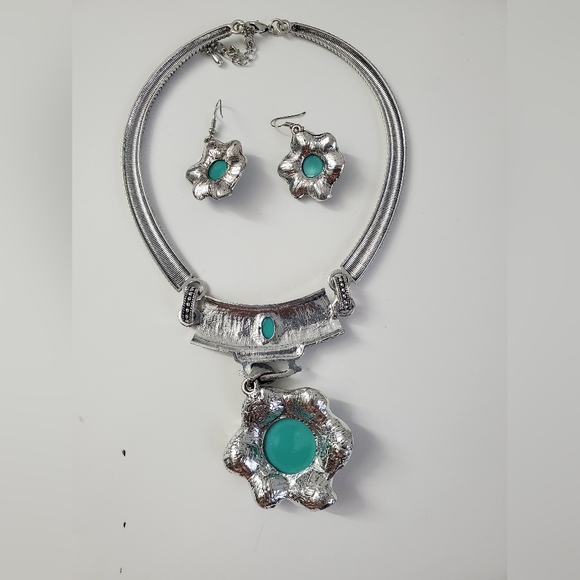 Cleopatra Turquoise Blossom Necklace with Earrings - Picture 4 of 9